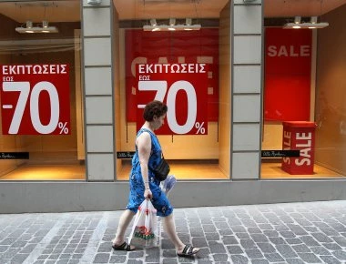 Aνοικτά σήμερα τα καταστήματα με θερινές εκπτώσεις